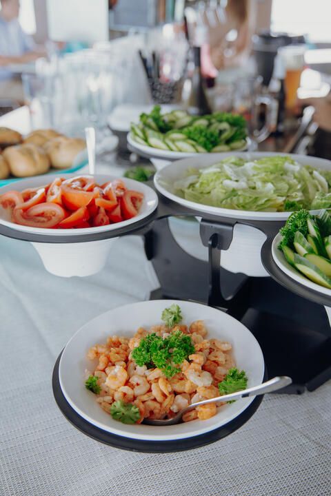 Salatbuffet an Bord auf dem Bodensee