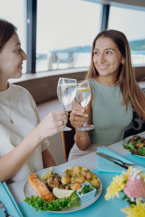 Frauen bei der Genussfahrt auf dem Bodensee