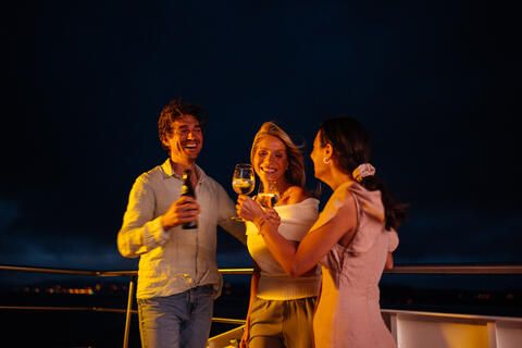 An der Reling bei Dunkelheit