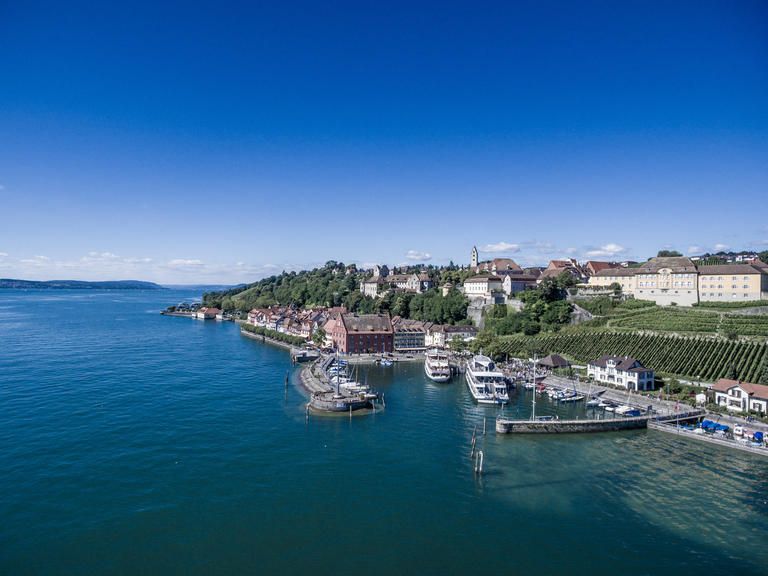 Blick auf den Hafen Meersburg Bodensee mit blauem Himmel.