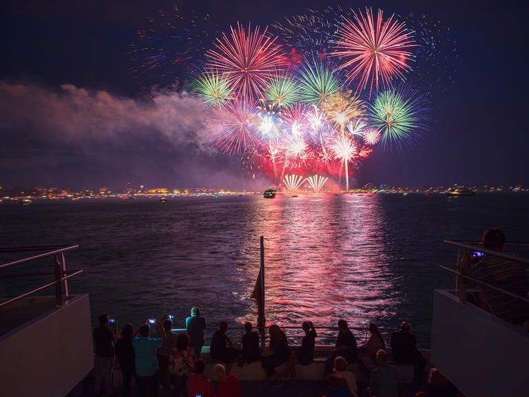 Feuerwerk über dem Wasser beim Seehasenfest vom Zuschauerschiff bestaunen.