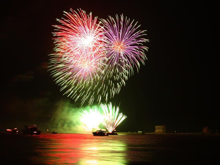 Feuerwerk über Wasser in Friedrichshafen am Bodensee.