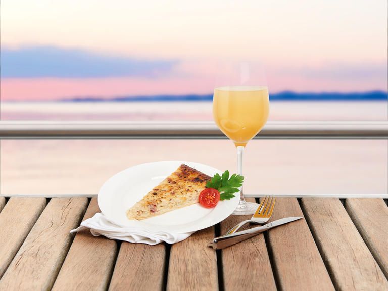 Suser und Zwiebelkuchen bei einer Genussfahrt auf einem der BSB Schiffe mit Blick auf den Bodensee genießen.