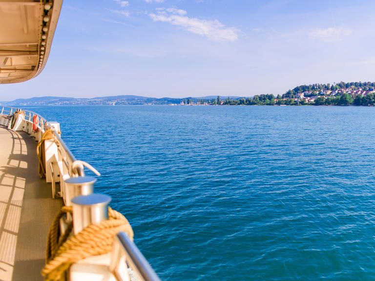 Blick vom Schiff der BSB auf den Bodensee mit blauem Wasser.