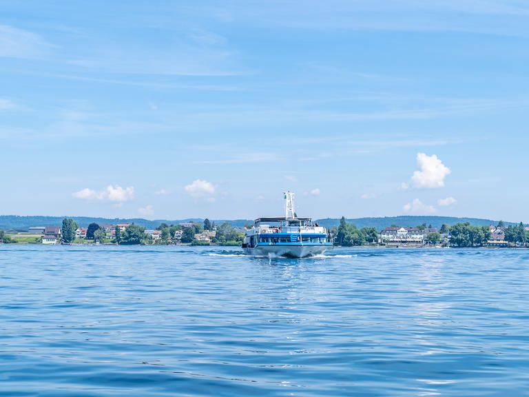 Die MS Stadt Radolfzell von vorne auf See mit blauem Himmel