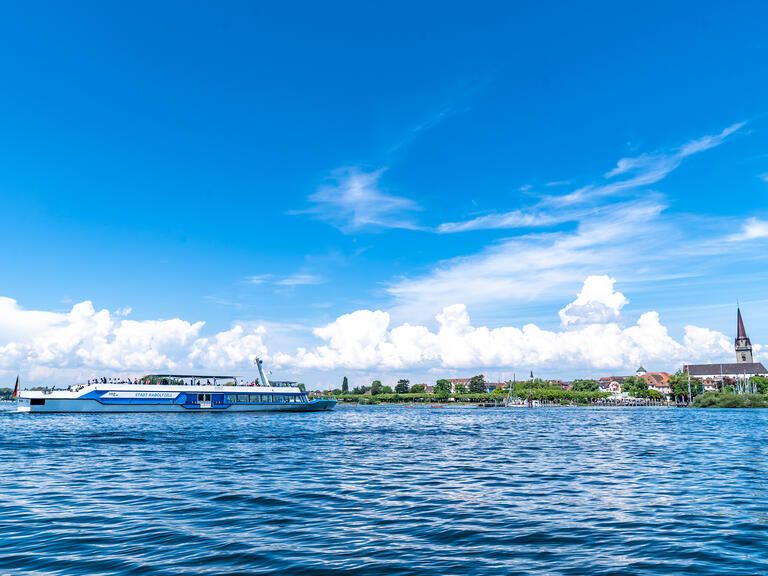 Die "MS Stadt Radolfzell" auf einer Bodenseerundfahrt fährt auf Radolfzell zu. 