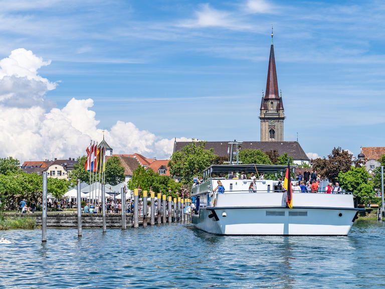 Schiff auf dem Bodensee fährt auf Radolfzell zu. 