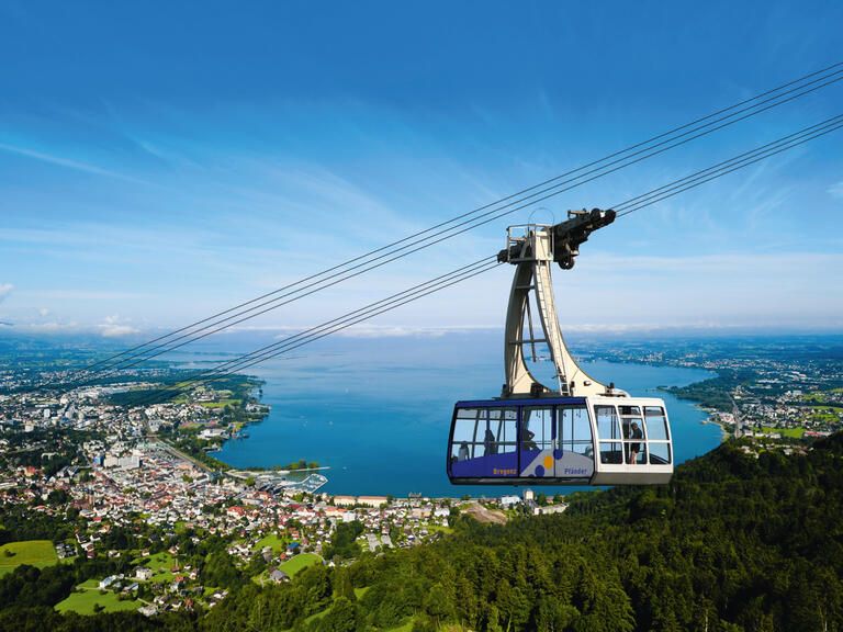 Pfänderbahn im Vordergrund mit Blick auf den Bodensee