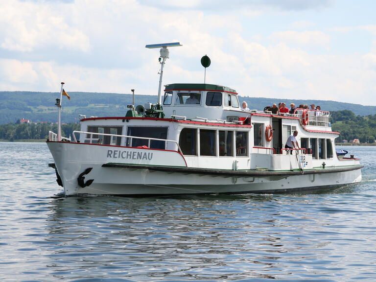 MS Reichenau fahrend auf dem See. 