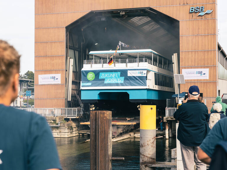 Das neue E-Schiff "MS Artemis" wird aus der Werft in das Wasser gelassen.