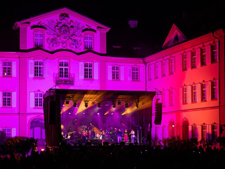 Eine Bühne der Mainau Musical Nights am Schloss der Insel Mainau.
