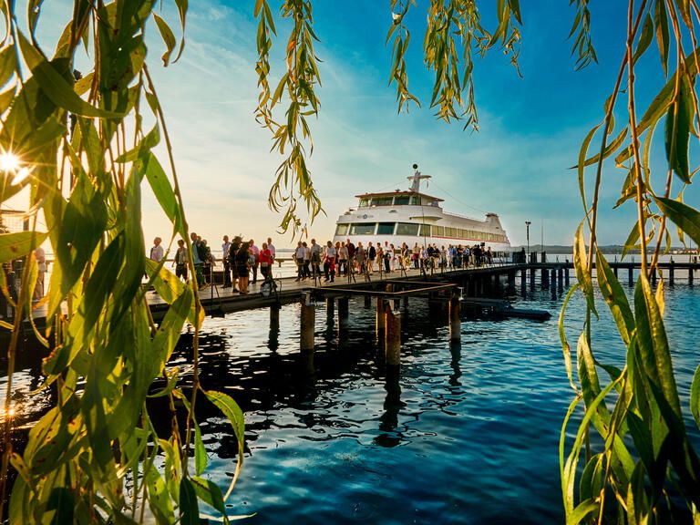 Bild von MS Graf Zeppelin an der Bregenzer Festspielbühne