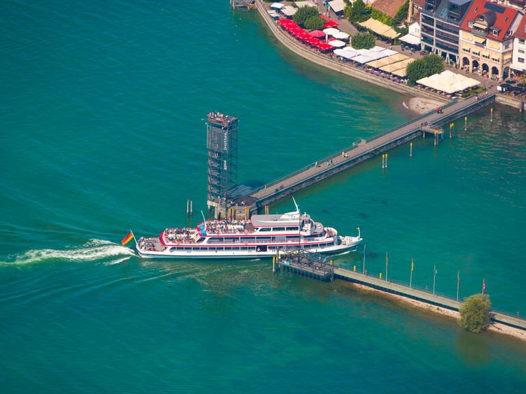 Die Hafeneinfahrt von einem Schiff der Bodensee- Schifffahrt am Hafen in Friedrichshafen.