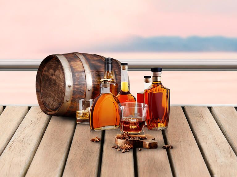 Whisky mit Blick auf den Bodensee bei einer Schiffsfahrt genießen.