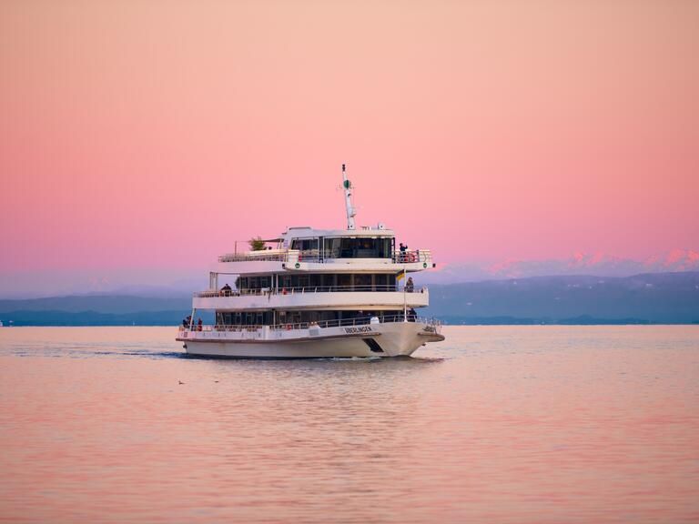 MS Überlingen bei Sonnenuntergang