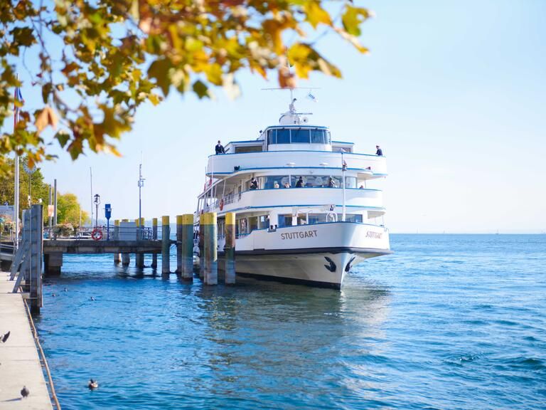 Ein Schiff am Landungssteg in Überlingen