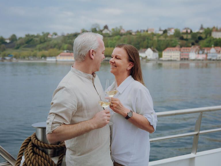 Wein an der Reling vor Meersburg