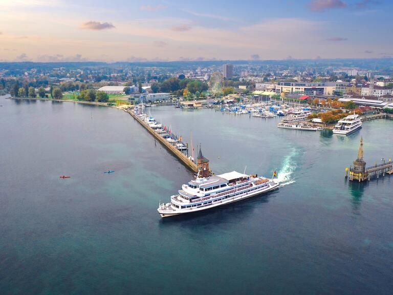 Schiff der Weißen Flotte fährt aus dem Hafen in Konstanz