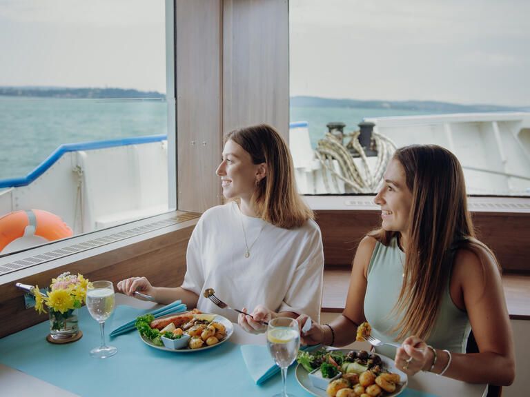 Gedeckter Tisch an Bord am Bodensee bei einer Genussfahrt mit dem Schiff