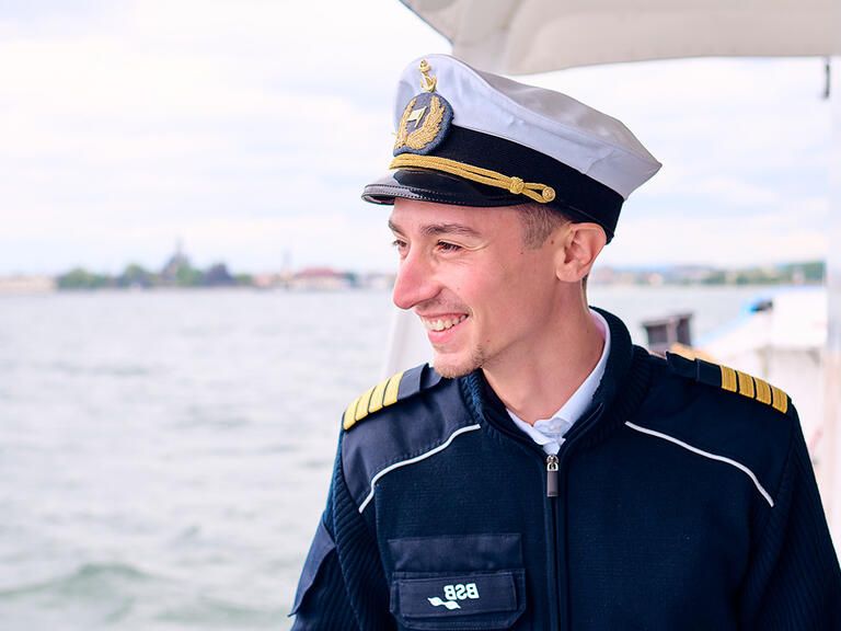 junger Kapitän auf Gangway