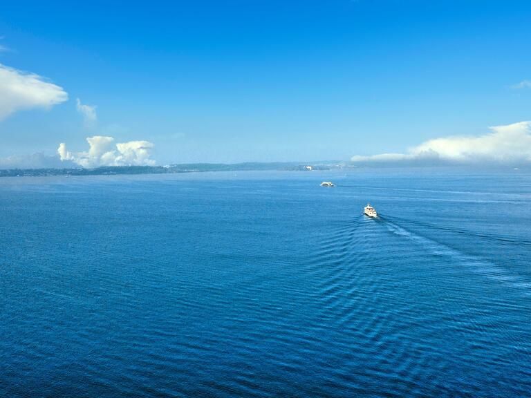 Schiff der Weißen Flotte fährt auf dem Bodensee