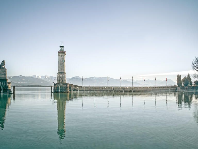Der Hafen von Lindau in ruhiger und winterlicher Atmosphäre