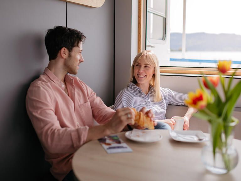 Paar an Bord beim Brunch