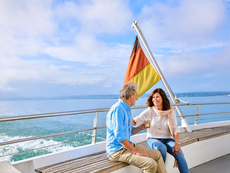 Paar mit Kaffee an Bord