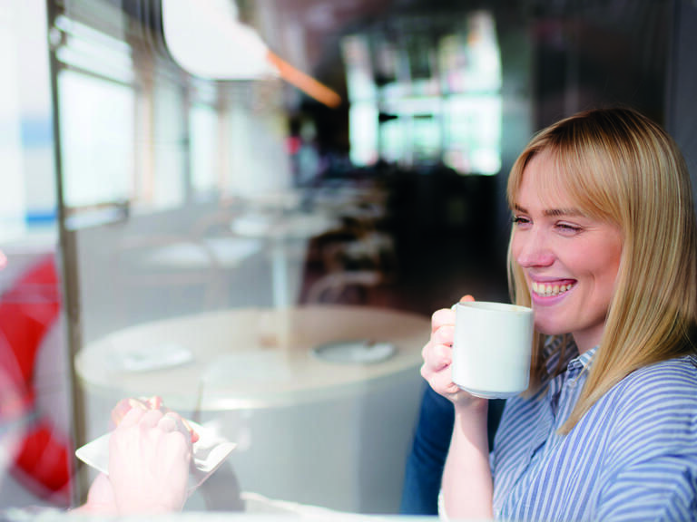 Frau mit Kaffee an Bord