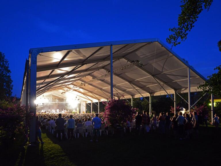 Open Air Konzert auf der Insel Mainau unter einem Sonnendach