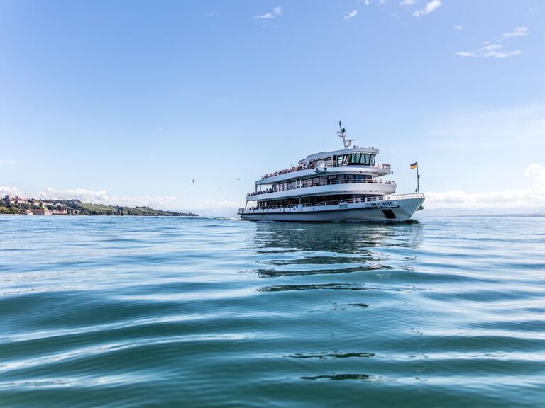 "MS Überlingen" fahrend auf dem Bodensee bei blauem Himmel. 