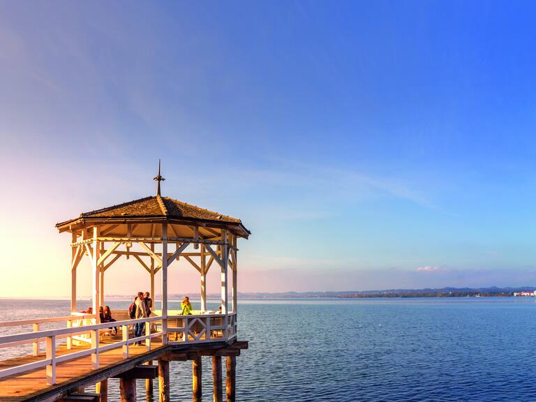 Aussichtsplattform mit Blick auf den Bodensee. 