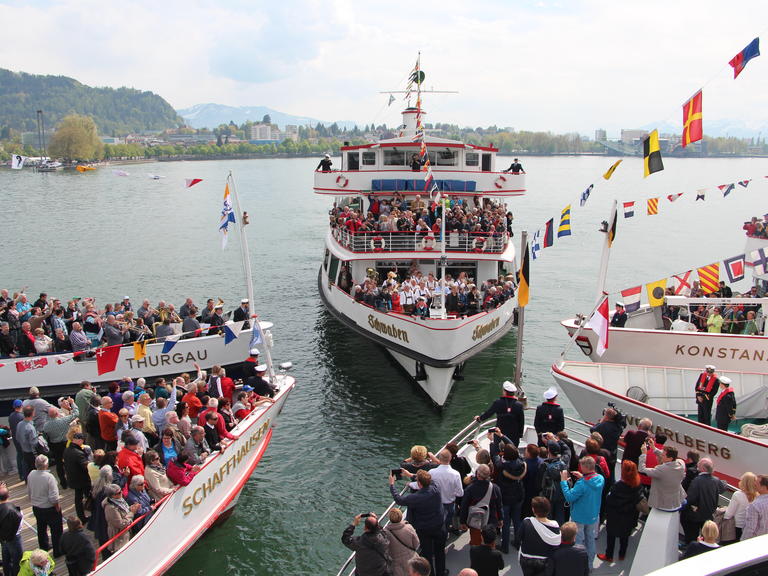 Sechs Schiffe der VSU, die sich in einem Stern zu einander formiert haben.