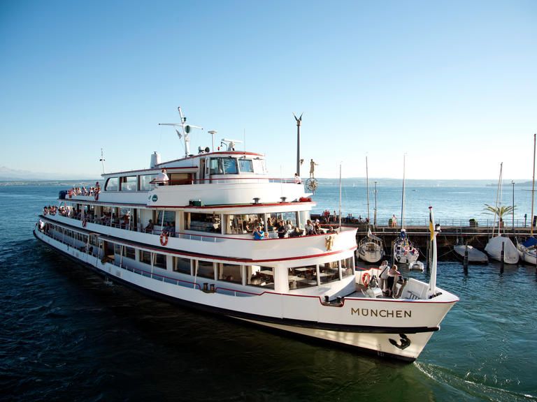 Schiff "MS München" der Bodenseeschifffahrt im Hafen liegend.