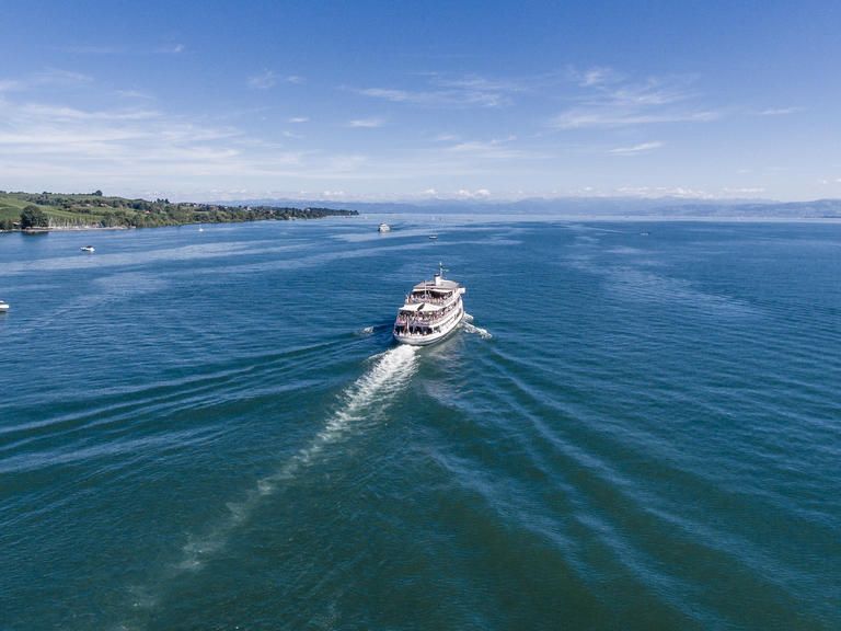 Fahrendes Schiff der Bodenseeschifffahrt auf dem Bodensee.