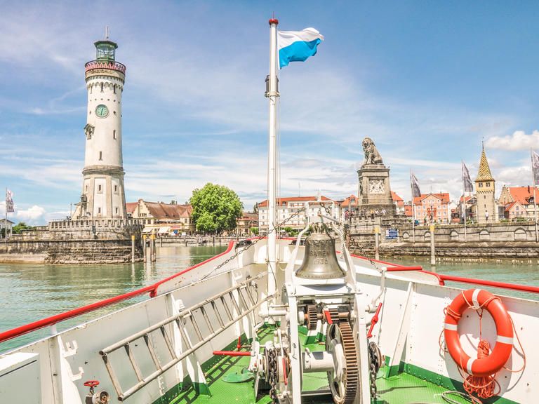Schiff der Bodensee Schifffahrt fährt in den Lindauer Hafen.