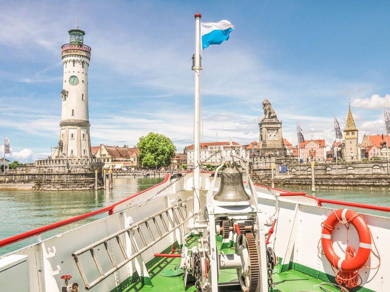 Schiff der Bodensee Schifffahrt fährt in den Lindauer Hafen. 