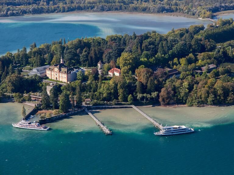 Der Blick auf den Hafen der Blumeninsel Mainau, der mit einem Schiff der BSB Flotte erreicht werden kann.