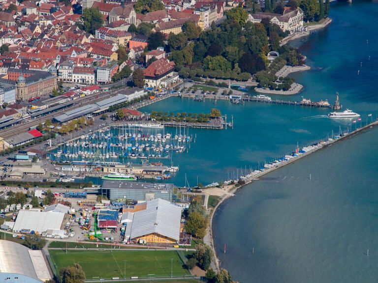 Blick auf den Konstanzer Hafen und die Bodenseeschifffahrt. 