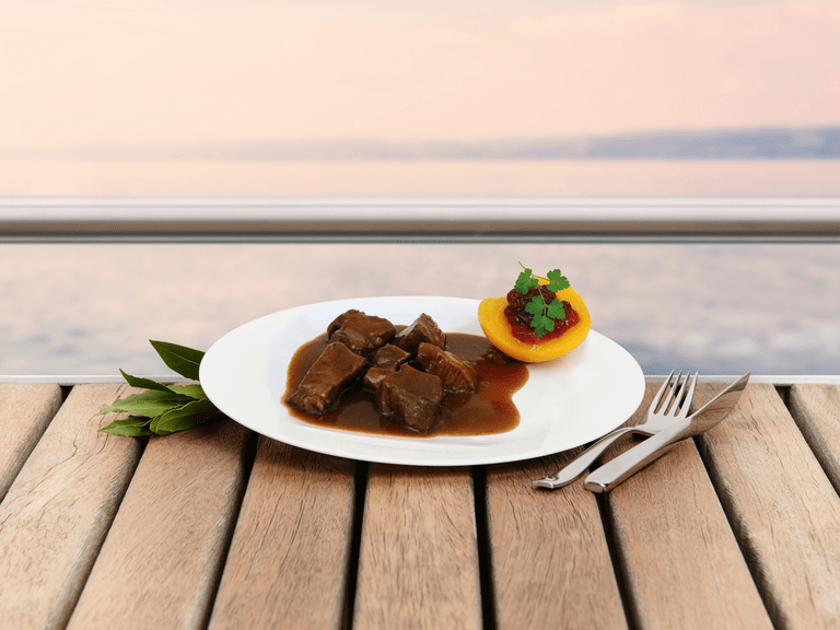 Wildgerichte auf einer kulinarischen Tour der Bodenseeschifffahrt genießen. 