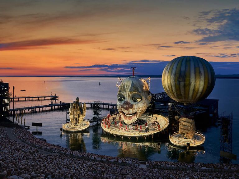 Bregenzer Festspiele als Pauschalangebot in der Abenddämmerung.