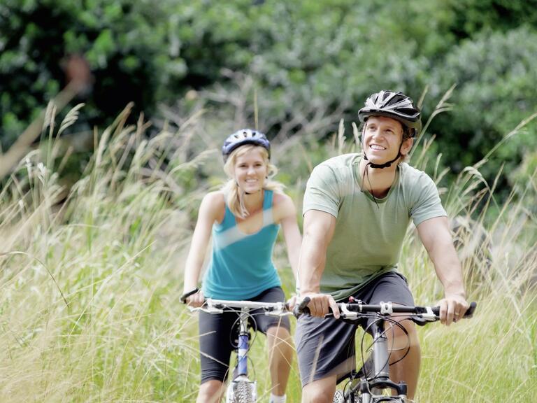 Paar das per Fahrrad die Bodenseeregion erkundet.