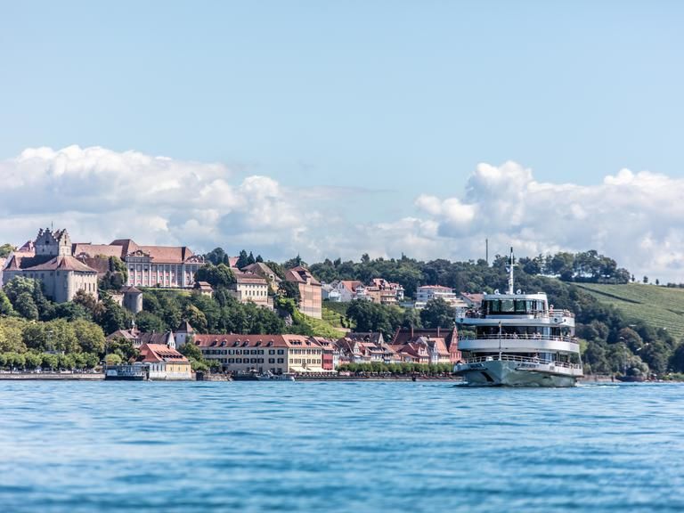 Das Schiff "MS Überlingen" vor Meersburg an Bodensee mit blauem Wasser.