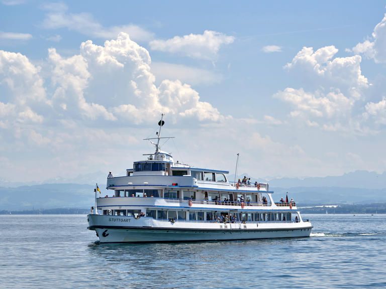 "MS Stuttgart" fährt auf den Bodensee vor blauem Himmel.