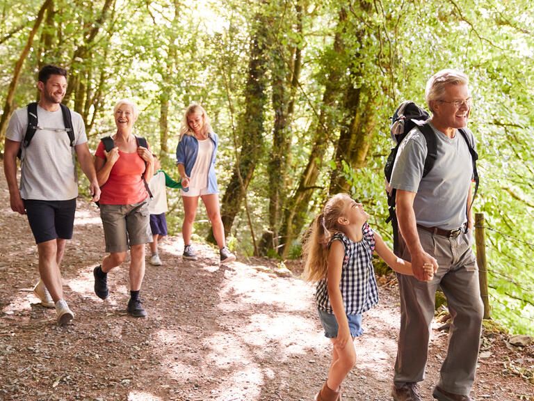 Wandernde Familie entdeckt die Bodenseeregion. 