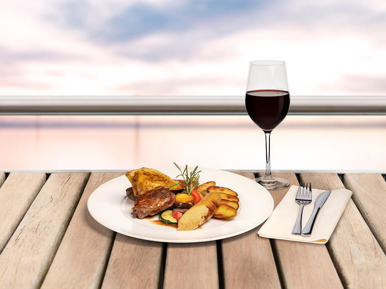 Leckerer Grillteller und ein Glas Rotwein auf einer Schifffahrt mit essen mit Blick auf den Bodensee. 