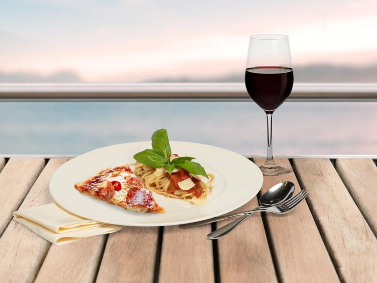 Pizza und Pasta essen auf einer Schifffahrt, dazu einen leckeren Rotwein mit Blick auf den Bodensee.