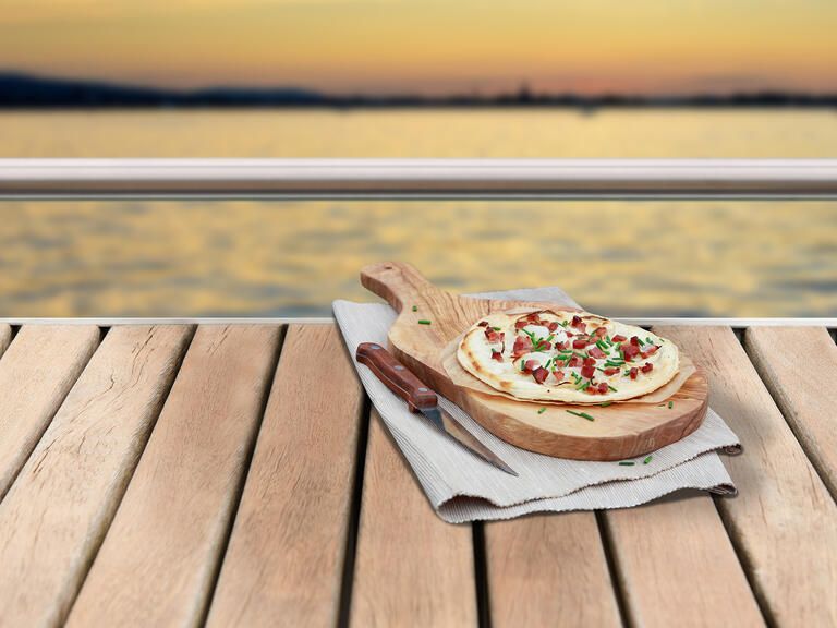 Flammkuchen essen auf dem Schiff mit fantastischem Sonnenuntergang über dem Bodensee. 