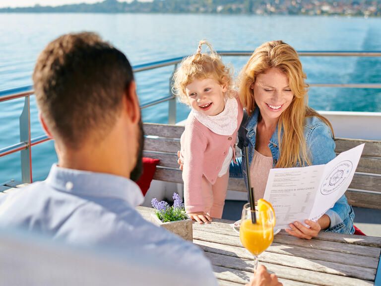 Familie sitzend in der Gastronomie