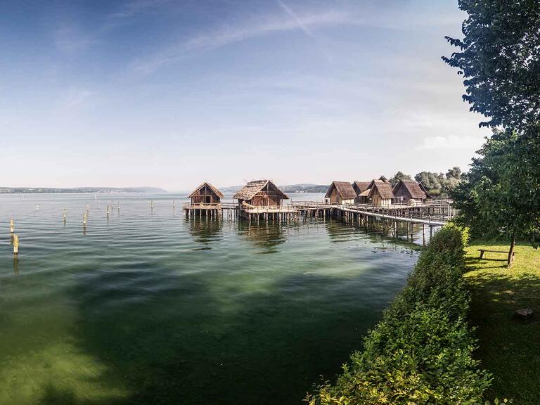 Blick auf die Pfahlbauten in Unteruhldingen und den Überlinger See im Hintergrund